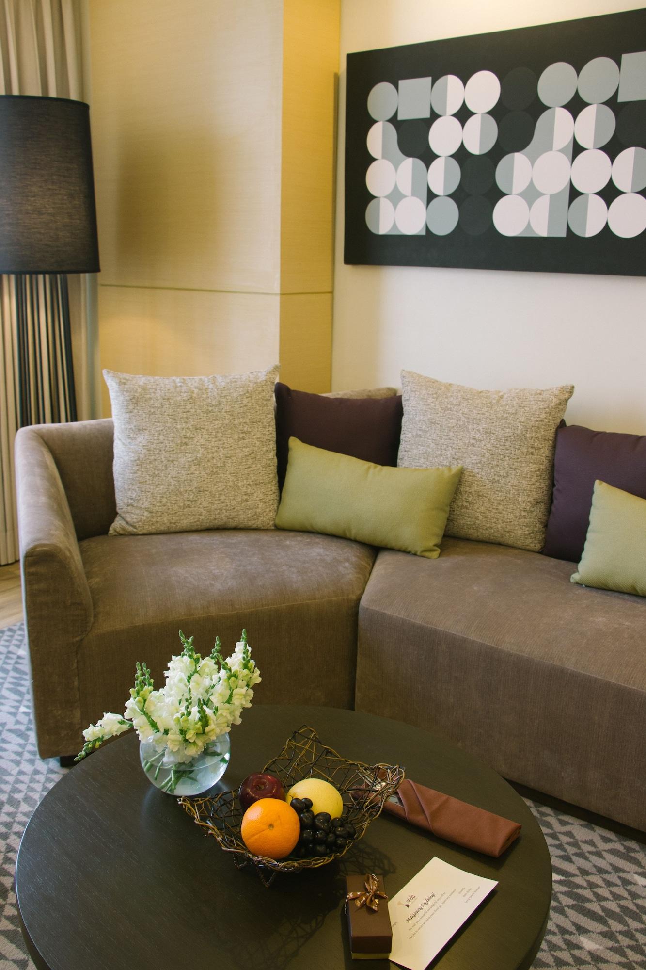 Seda Vertis North Quezon City Buitenkant foto A sofa with cushions
