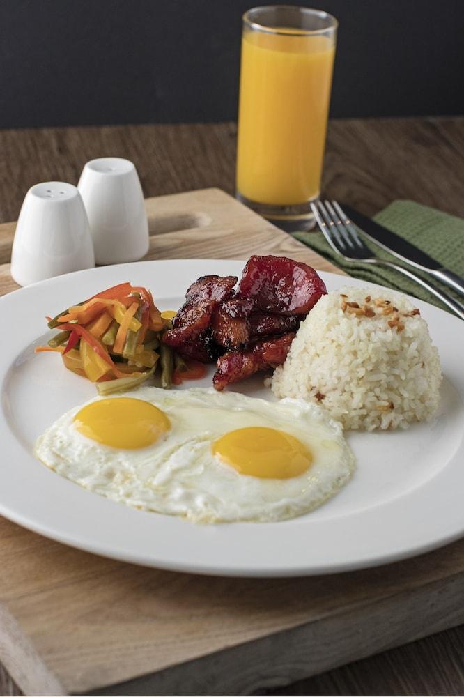Seda Vertis North Quezon City Buitenkant foto Filipino breakfast with longganisa, garlic rice, eggs, and pinakbet