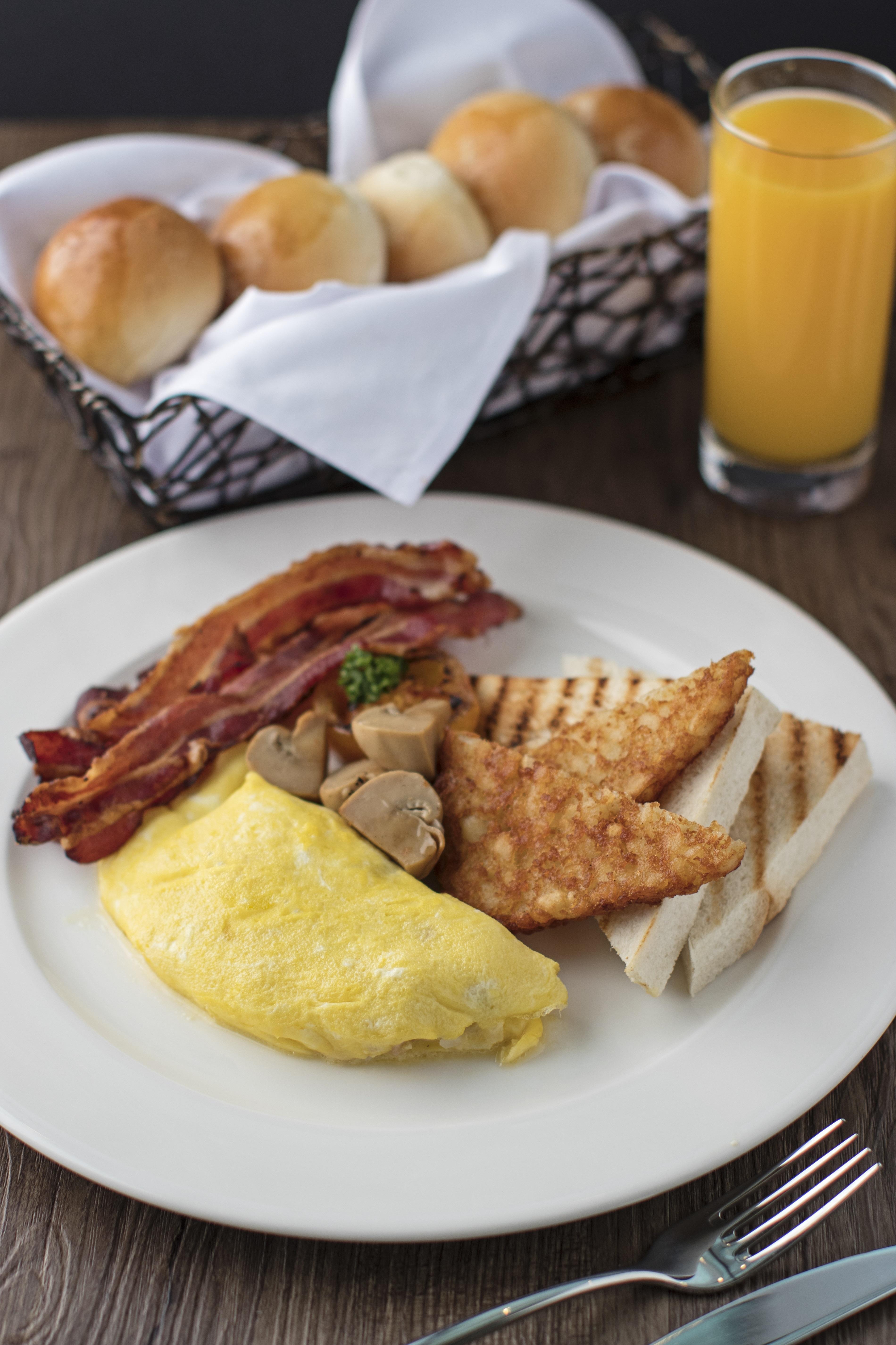 Seda Vertis North Quezon City Buitenkant foto A breakfast plate with bacon, eggs, and toast