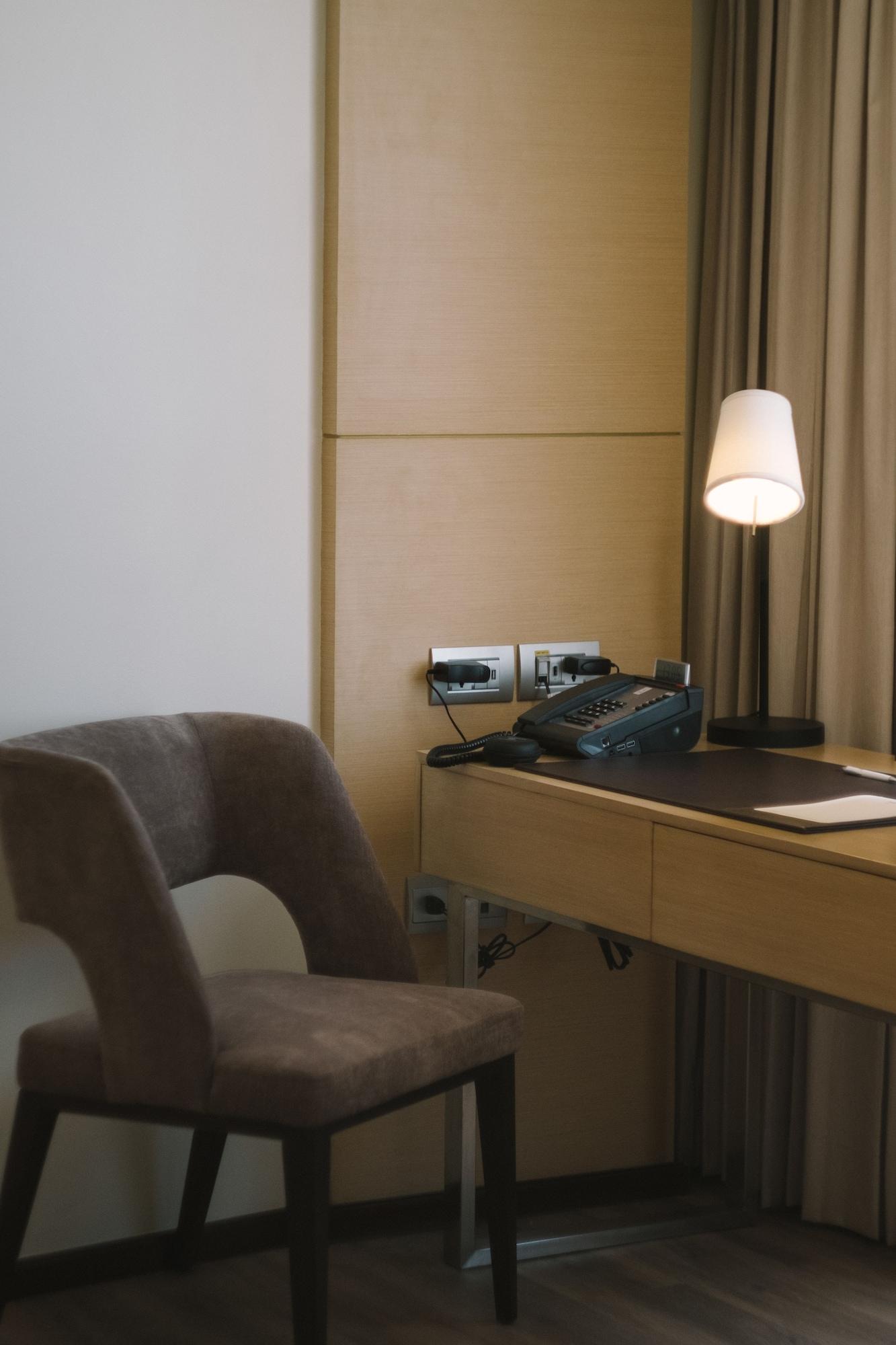Seda Vertis North Quezon City Buitenkant foto A hotel room telephone