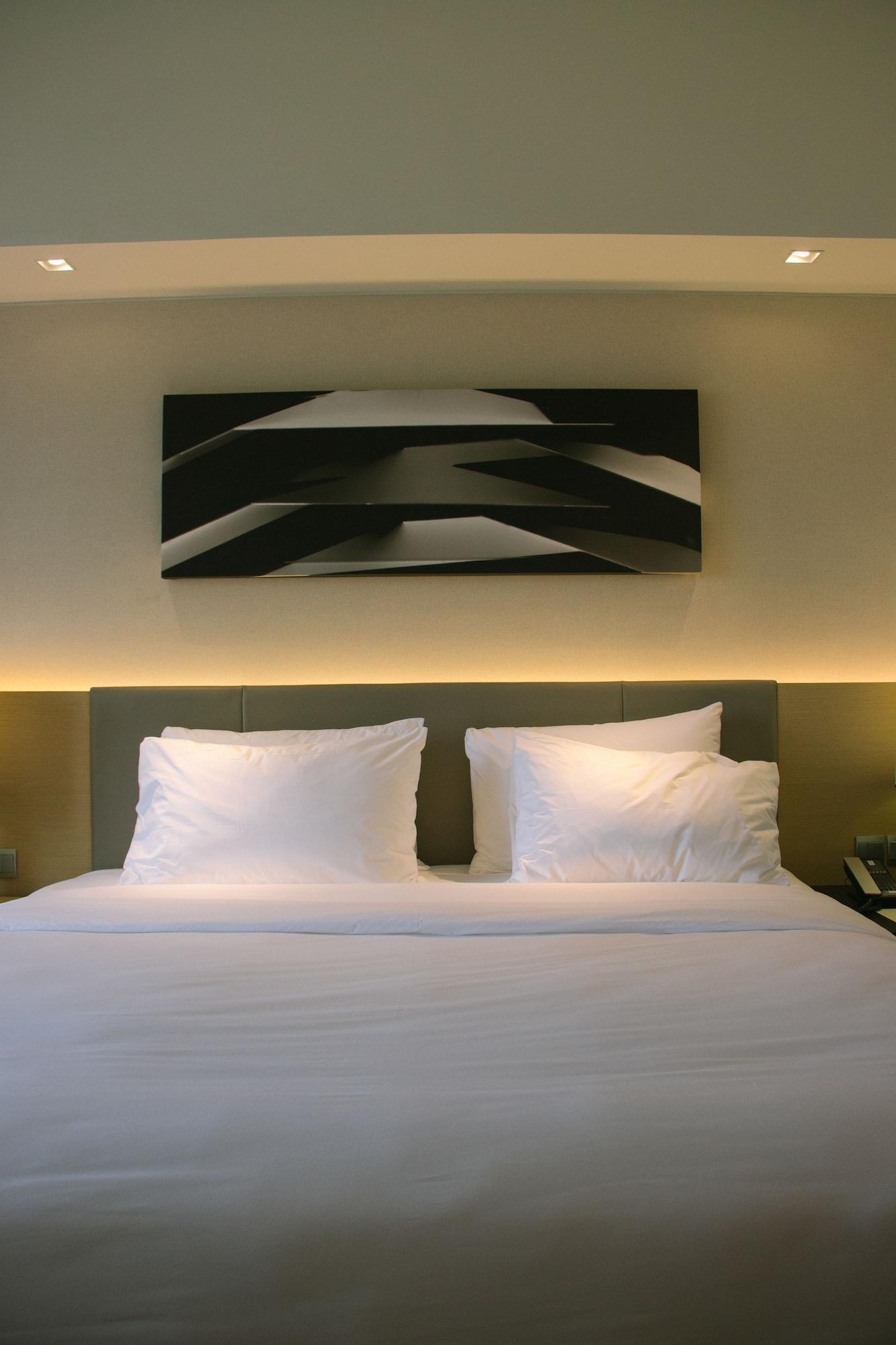Seda Vertis North Quezon City Buitenkant foto A bed with two pillows