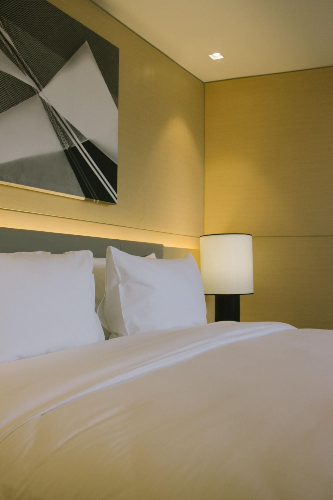Seda Vertis North Quezon City Buitenkant foto A bed with two pillows