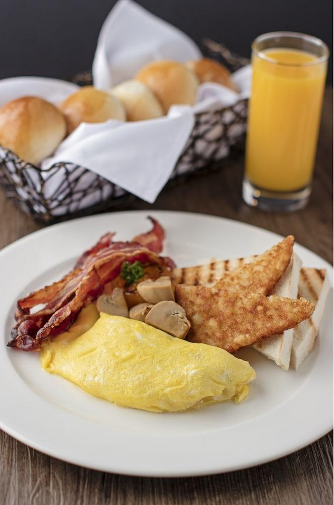 Seda Vertis North Quezon City Buitenkant foto Bacon and eggs