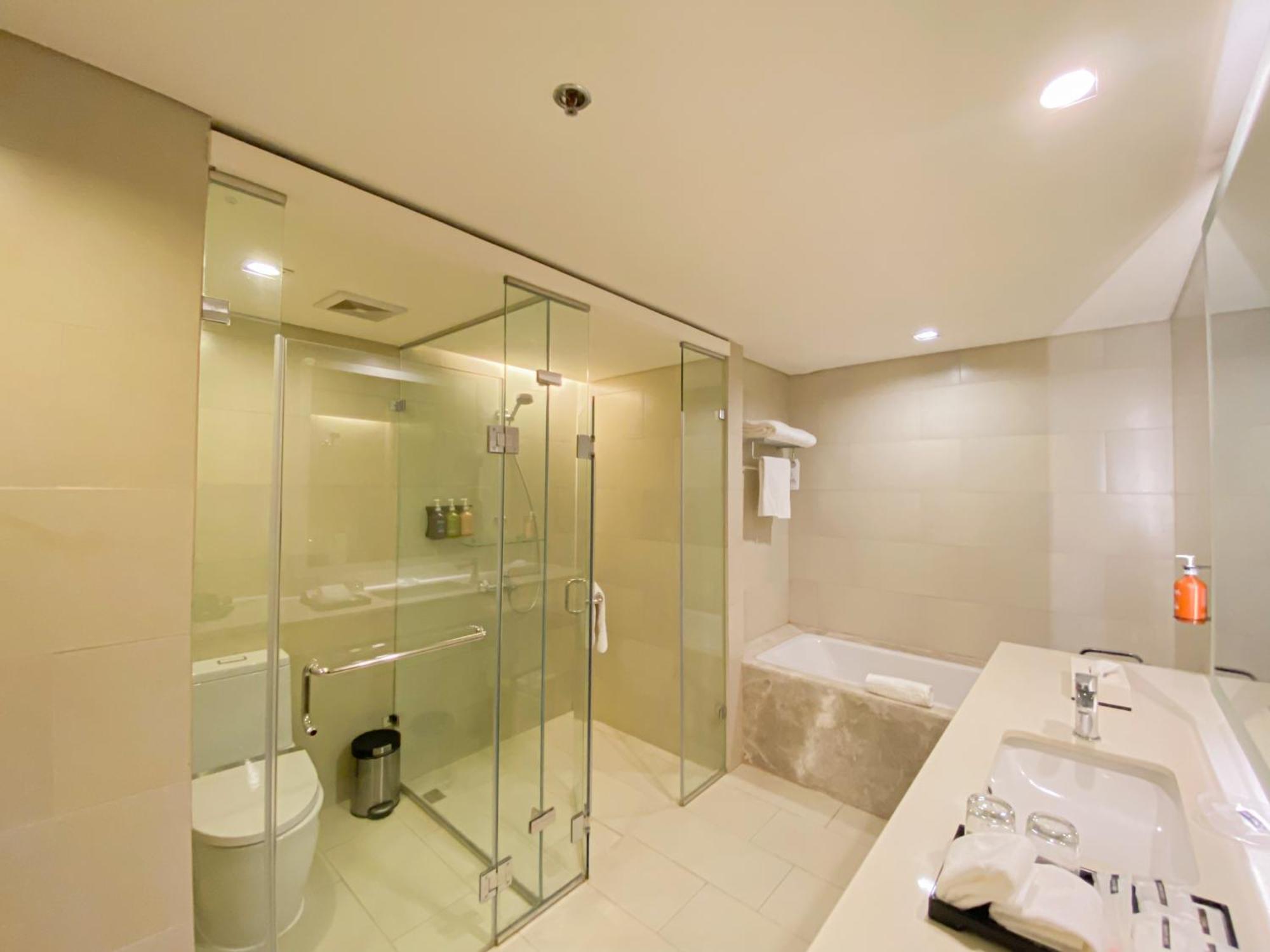 Seda Vertis North Quezon City Buitenkant foto A bathroom in a hotel