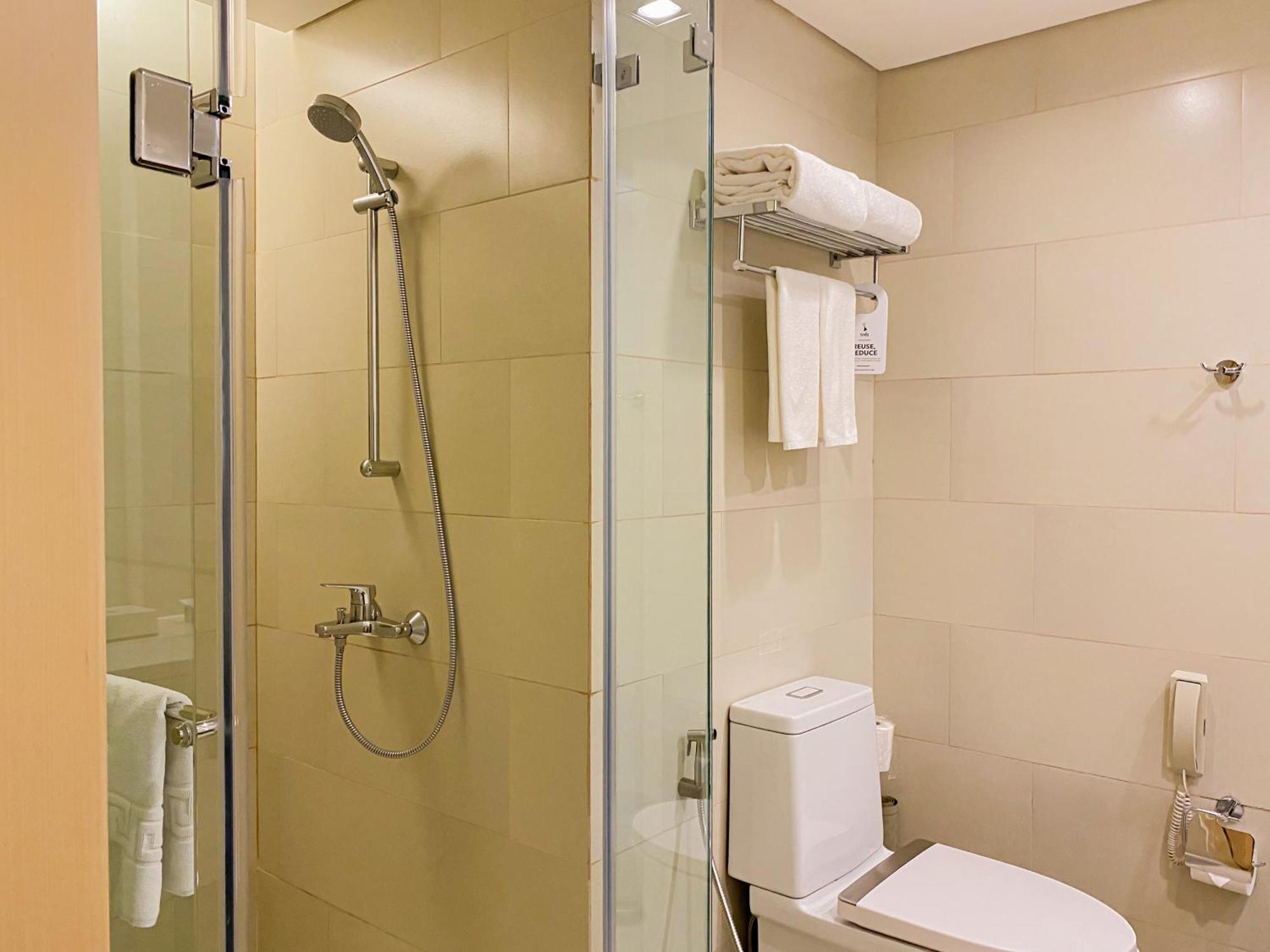 Seda Vertis North Quezon City Buitenkant foto A shower cubicle with a sliding door