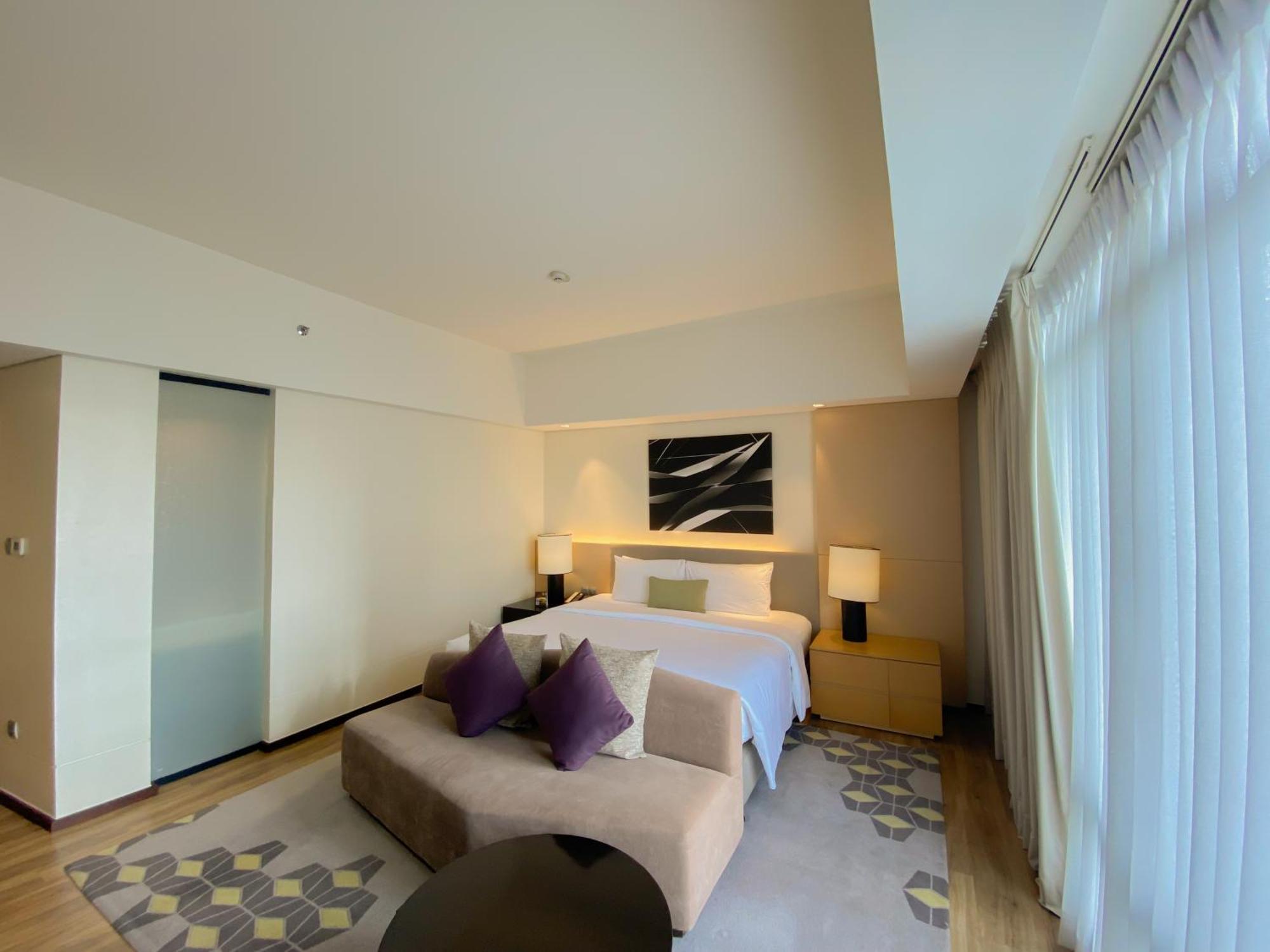 Seda Vertis North Quezon City Buitenkant foto Deluxe Suite bedroom