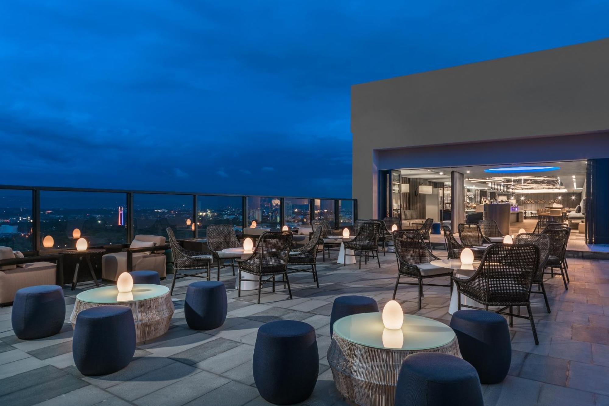 Seda Vertis North Quezon City Buitenkant foto The rooftop bar