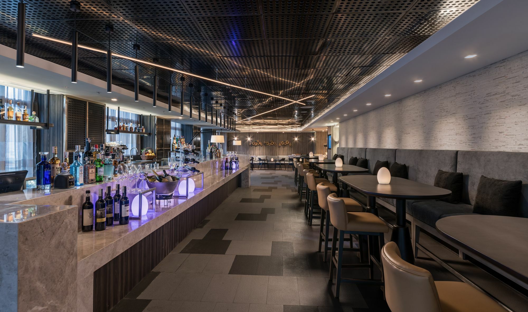 Seda Vertis North Quezon City Buitenkant foto The bar at the lounge